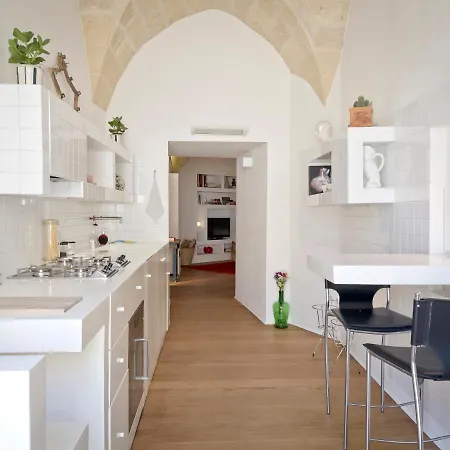 Just Steps From Roman Amphitheater Апартаменты